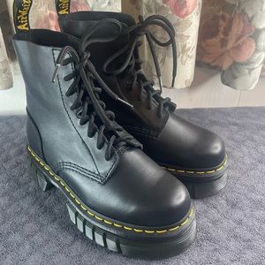 DR MARTENS WOMWN BOOT PLATFORM AUDRICK 8 EYE BOOT BLACK
